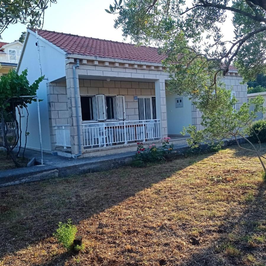My Mediterranean Villa With Huge Garden And Own Parking Lumbarda Exterior foto