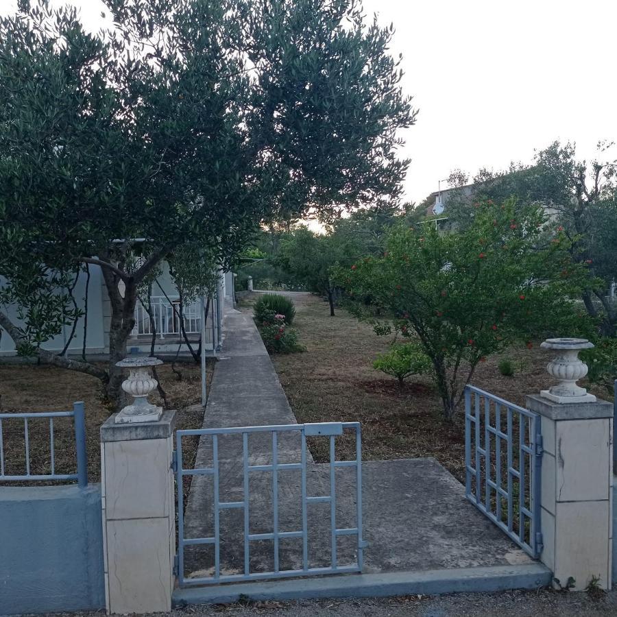 My Mediterranean Villa With Huge Garden And Own Parking Lumbarda Exterior foto