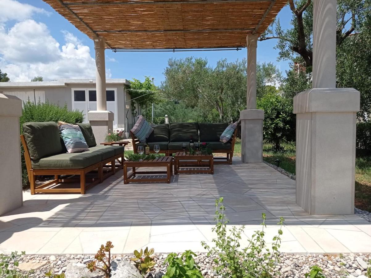 My Mediterranean Villa With Huge Garden And Own Parking Lumbarda Exterior foto